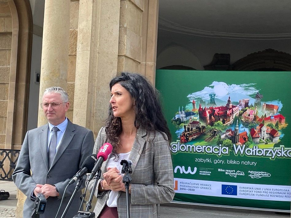 REGION: Ponad 300 tysięcy dla LOT AW