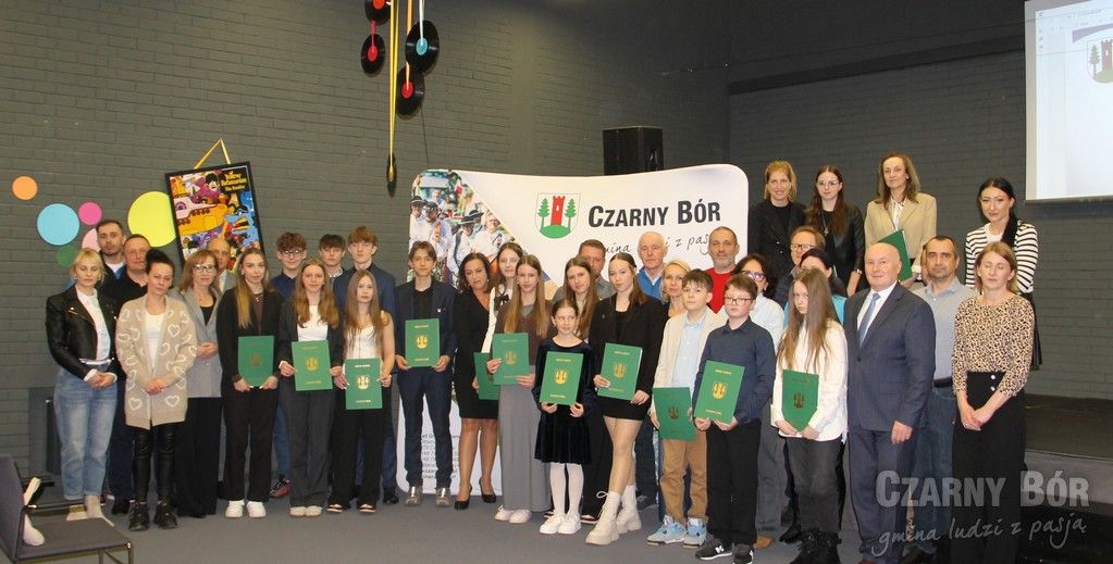 REGION, Czarny Bór: Stypendia Wójta wręczone