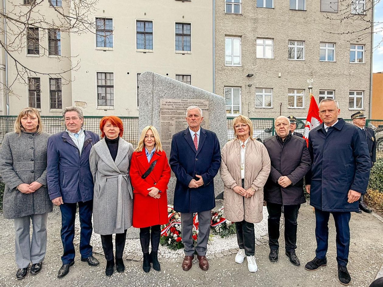 Wałbrzych: Kwiaty pod Pomnikiem Smoleńskim