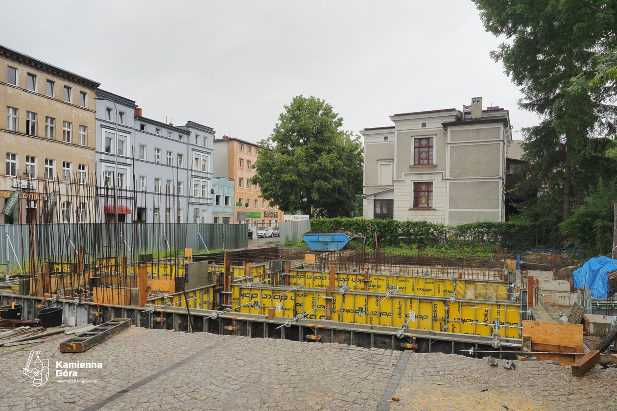 REGION, Kamienna Góra: Dom wyłania się z ziemi