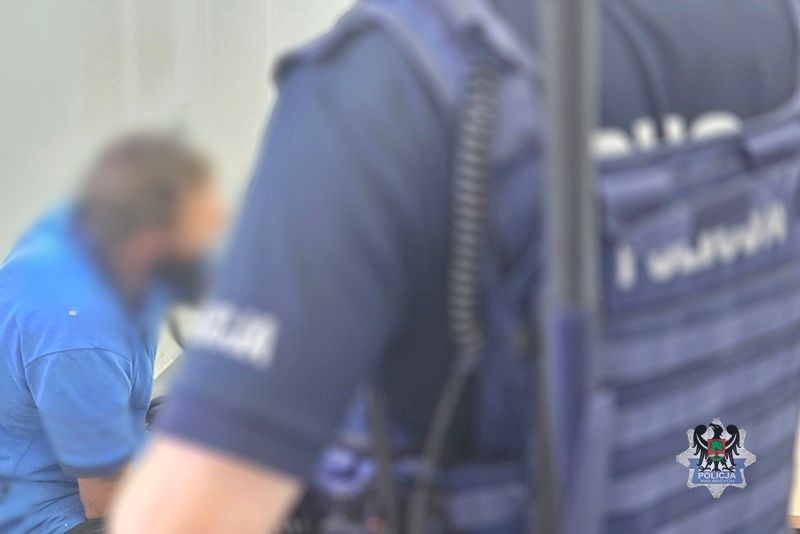 REGION, Jedlina-Zdrój: Wytoczył się z pojazdu i groził policjantom