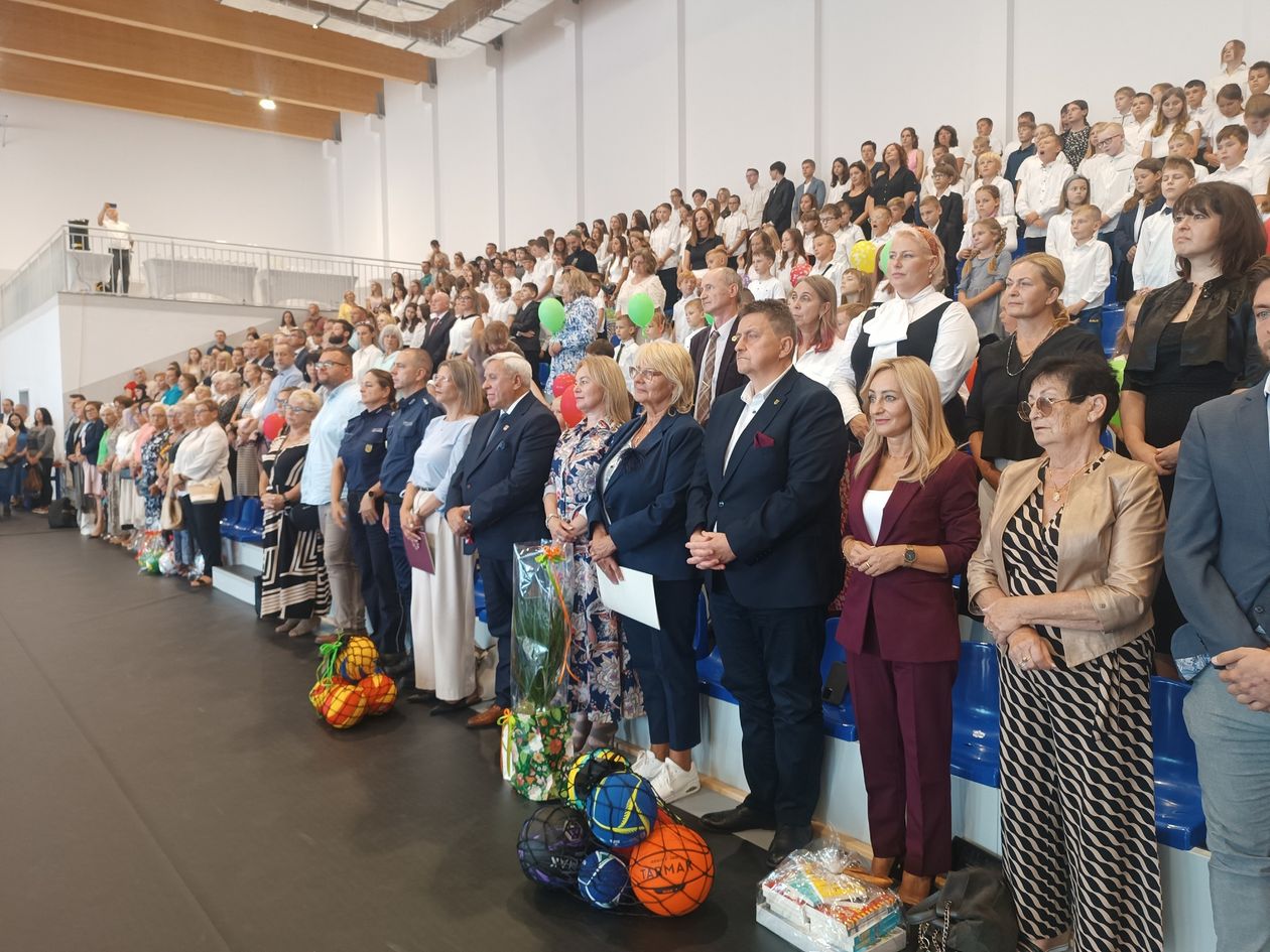 REGION, Mieroszów: Przebudowana szkoła z nową halą