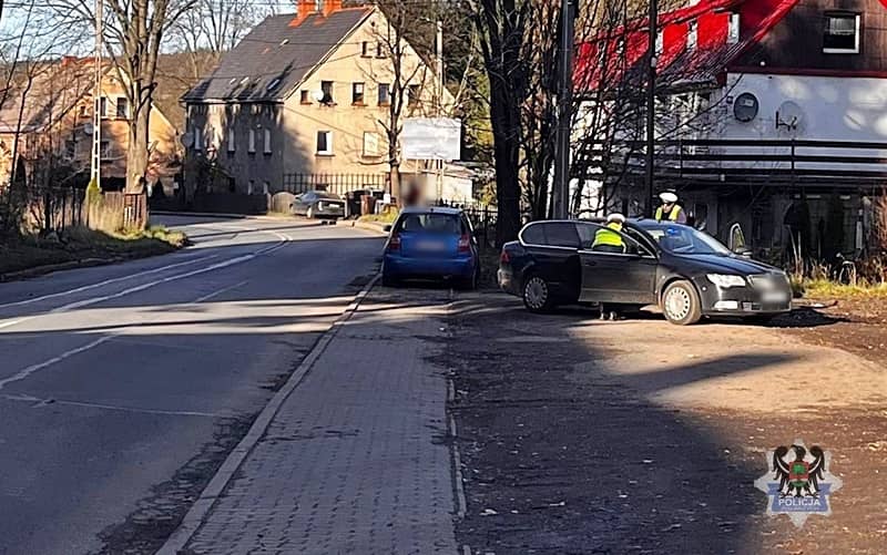 REGION, Głuszyca Górna: Matka z 8–letnią córką pod kołami samochodu