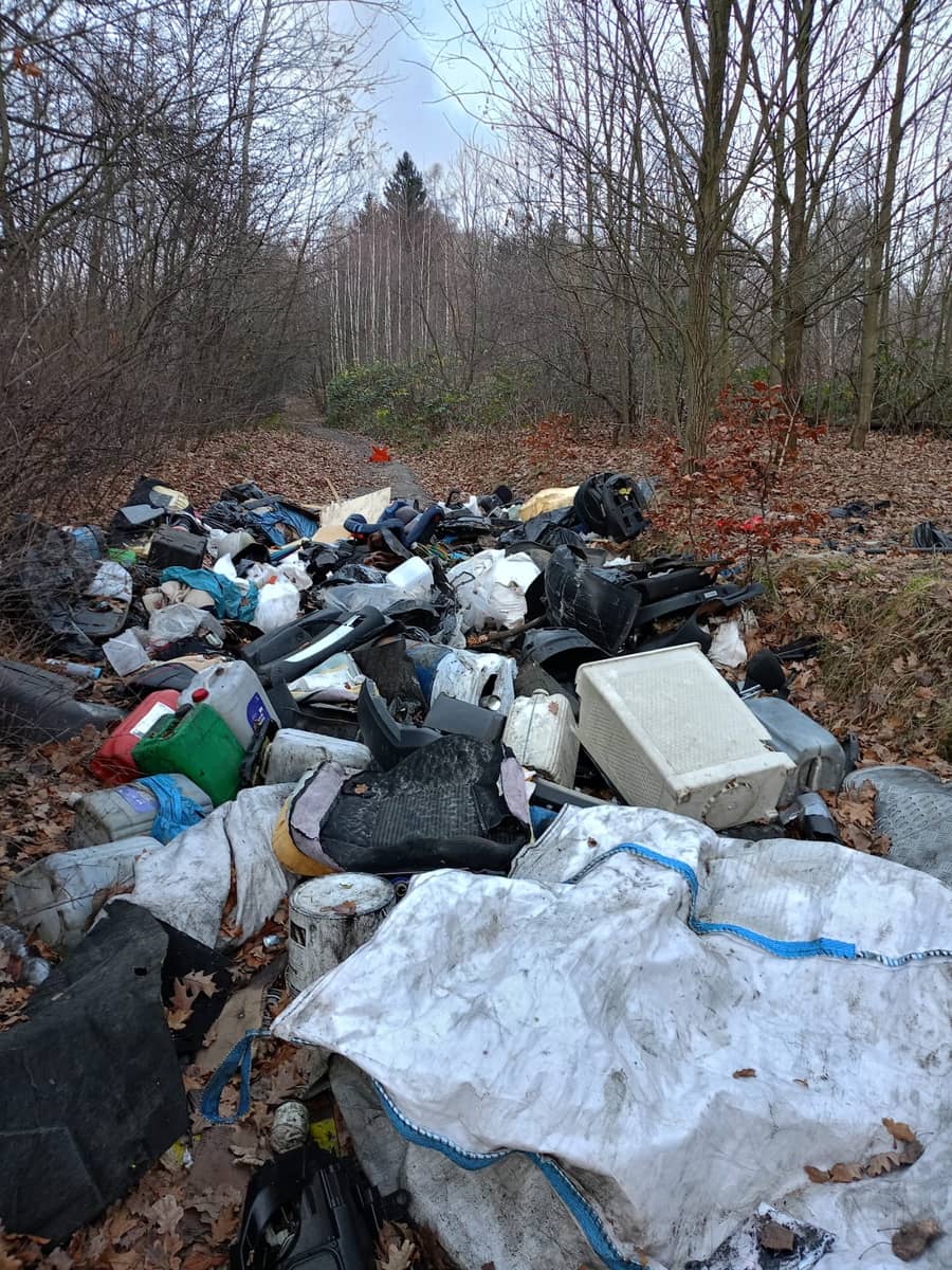 Wałbrzych: Góra śmieci przy Mauzoleum