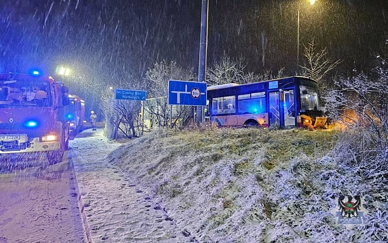REGION, Boguszów-Gorce: Autobus staranował ogrodzenie