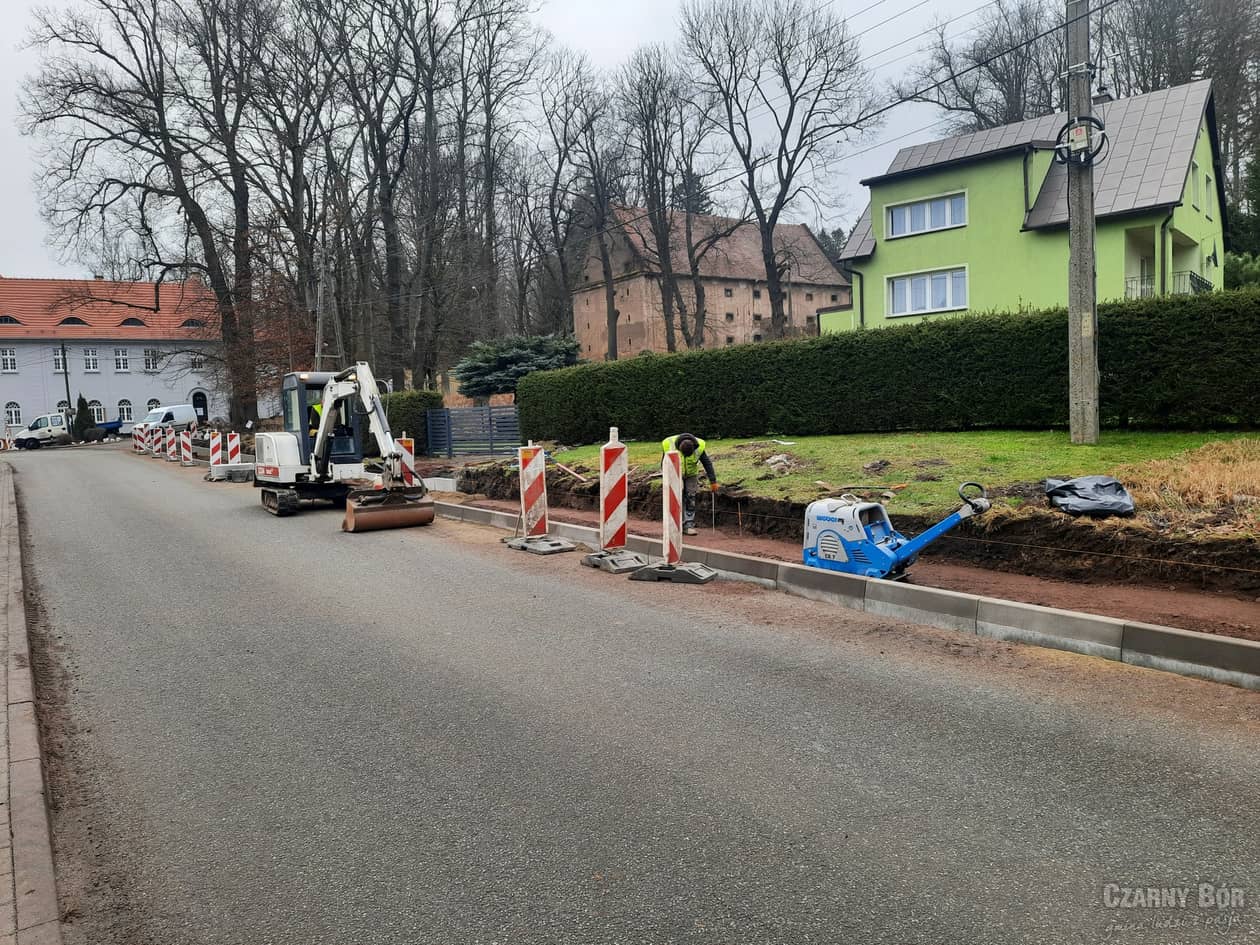 REGION, Czarny Bór: Budują chodnik na Parkowej