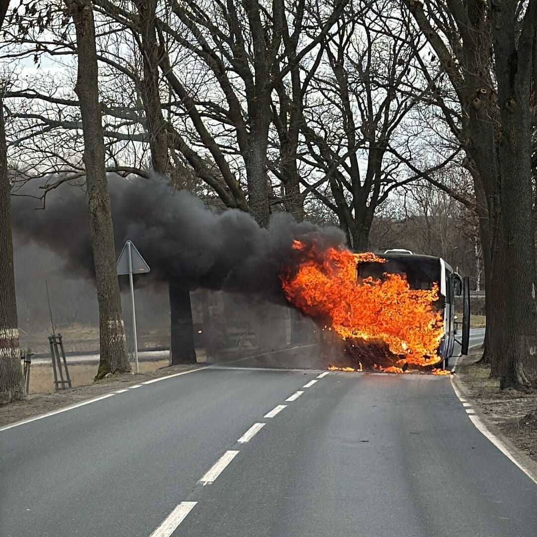 REGION: Płonie autobus