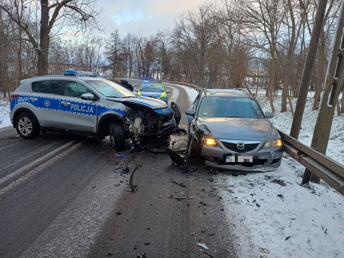 REGION: Czołówka pijanego kierowcy z policyjnym radiowozem