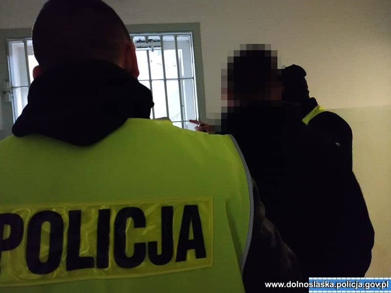 Dolny Śląsk: Uczeń rzucił krzesłem w nauczycielkę