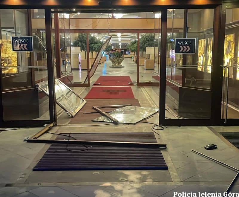 Dolny Śląsk: Autem zaparkował w hotelu...