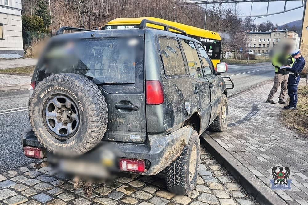 Wałbrzych: Wyszła zza autobusu wprost pod auto