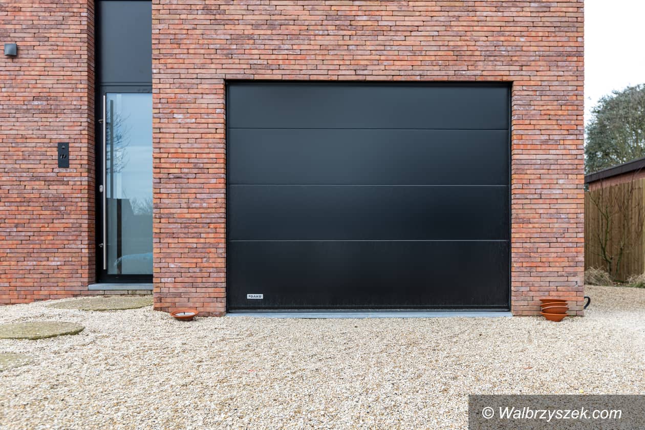 Polska: Ciepły i funkcjonalny garaż. Jaką bramę wybrać do domu?