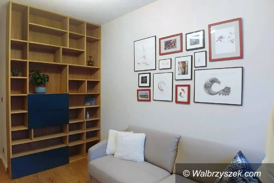 Polska: Regał drewniany – serce salonu. Jak wybrać model, który połączy styl z funkcjonalnością?