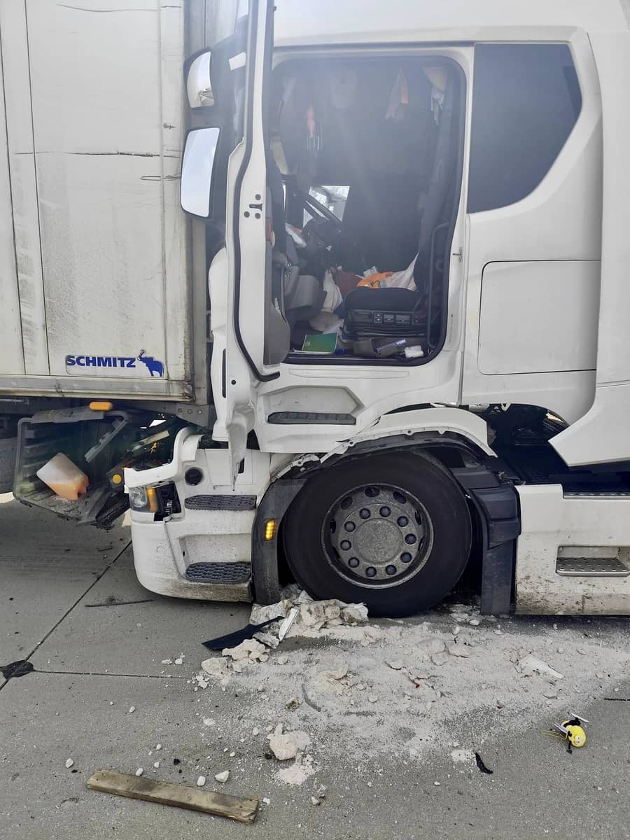 Autostrada A4: Mocny "dzwon" trzech ciężarówek!