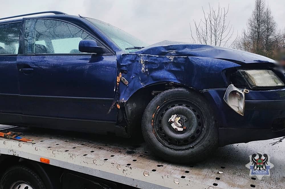 REGION, Golińsk: Samochód uderzył w drzewo. Dwie osoby w szpitalu