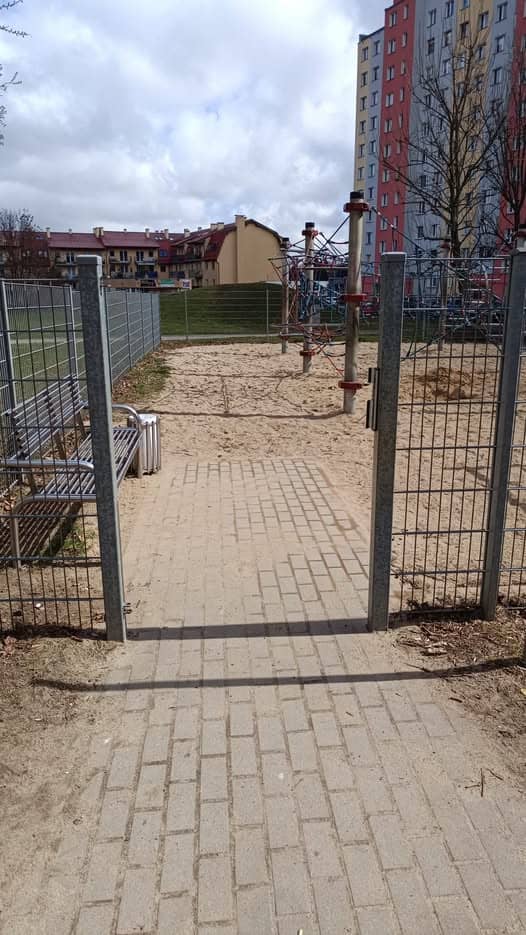 Wałbrzych: Ukradli furtkę z placu zabaw...