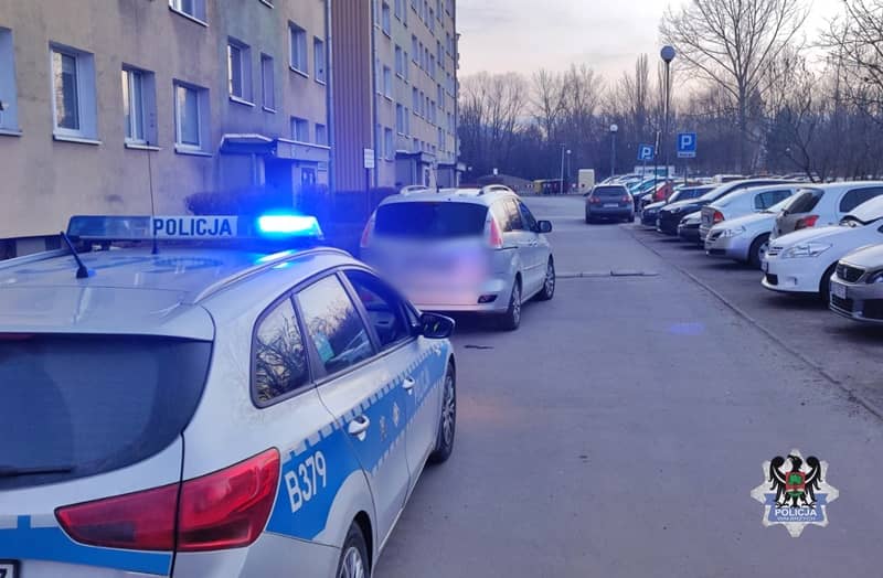 Wałbrzych: Stała na parapecie okna na 9 piętrze