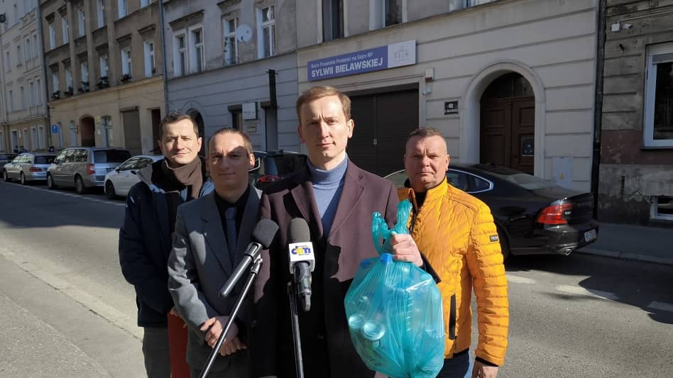 Wałbrzych/Kraj: Konfederacja przeciw systemowi kaucyjnemu