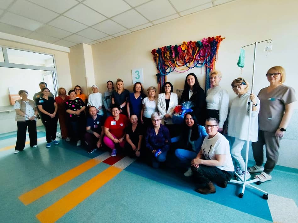 Wałbrzych: Kolorowa makrama ozdabia wejście na Oddział Onkologiczny