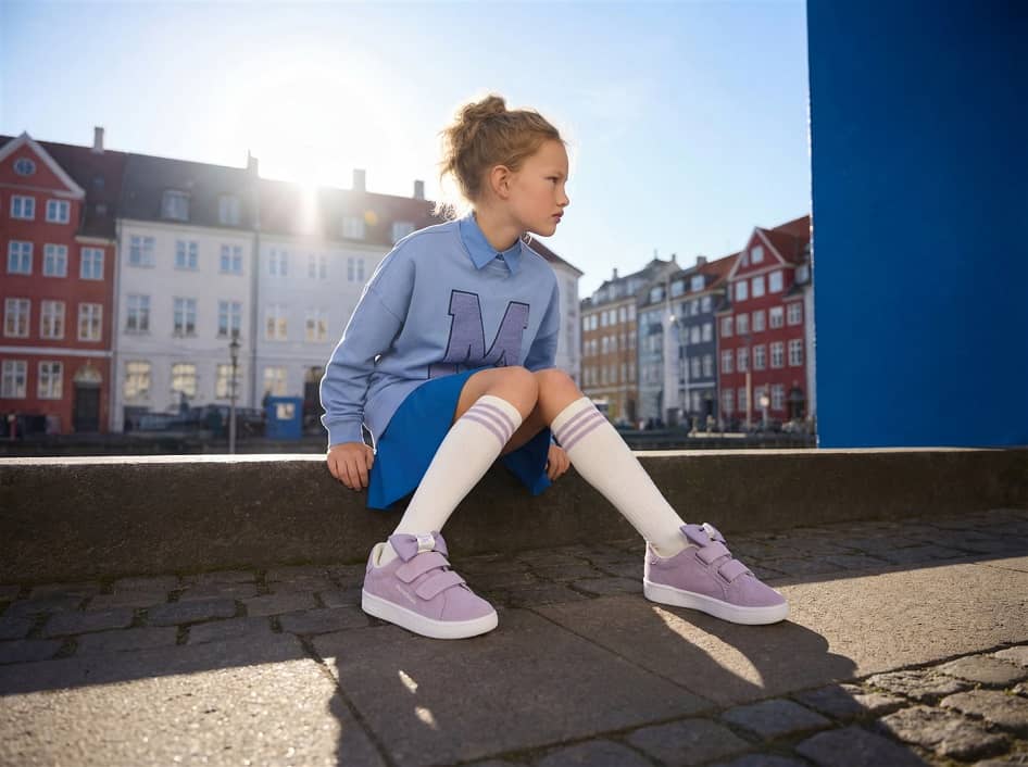 Wałbrzych/Kraj: Stylowy zawrót głowy! Jakie trampki dla dziewczynki wybrać, by pasowały do sukienki?