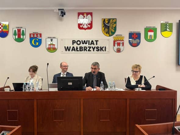 powiat wałbrzyski: Niewiele treści w kolejnym komunikacie ze Starostwa...