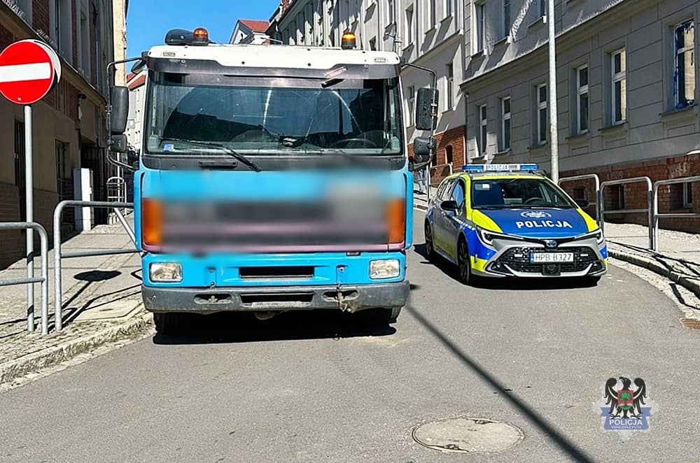 Wałbrzych: Miał zawał i uderzył ciężarówką w barierki