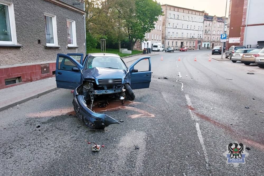 Wałbrzych: Wjechał w budynek na 11 Listopada