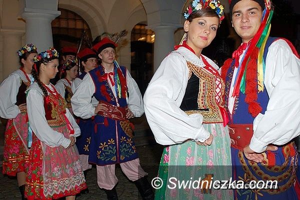 Świdnica: „Krąg” wybijał hołubce na świdnickim rynku...