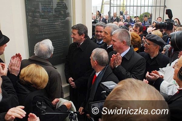 Region - Krzyżowa: Uroczyste odsłonięcie pamiątkowej tablicy jubileuszu dwudziestolecia Mszy Pojednania