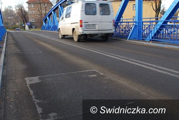 Świdnica: Łaty na odnowionym moście. Tak ma być?