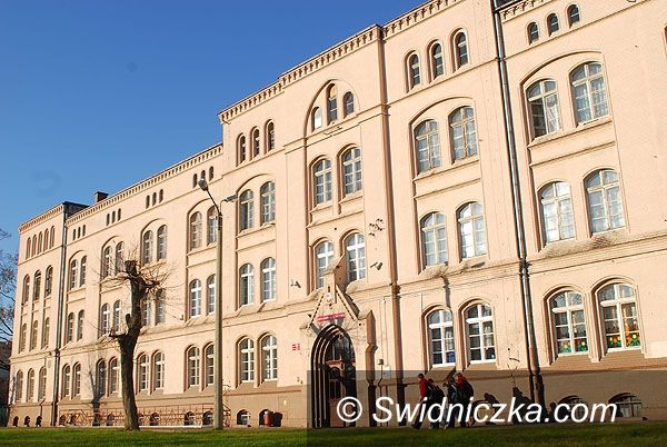 Świdnica: Wirtualni studenci, prawdziwe pieniądze