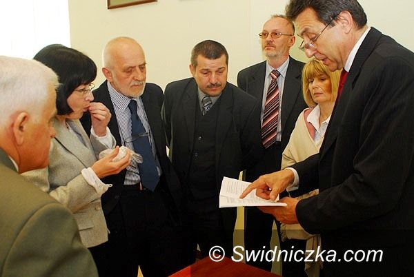 Świdnica: Sesja RM: polityka czy praca?