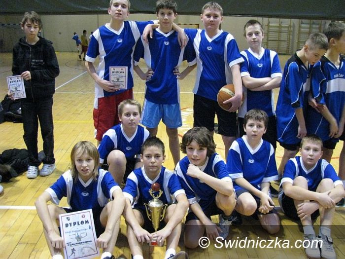 Świdnica: Czwórka rządzi pod koszami