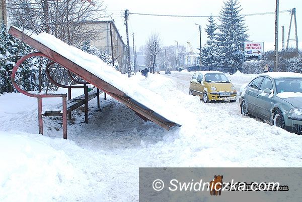 Świdnica: Zawaliła się wiata przystankowa; 4 rannych
