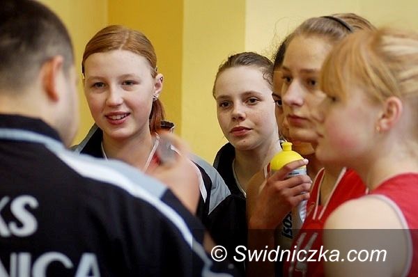 Świdnica: Siatkarska młodzież grała w kratkę