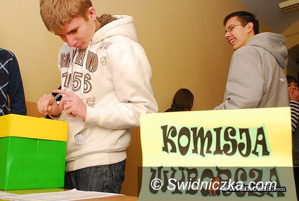 Świdnica: Wybory w III LO – fotogaleria