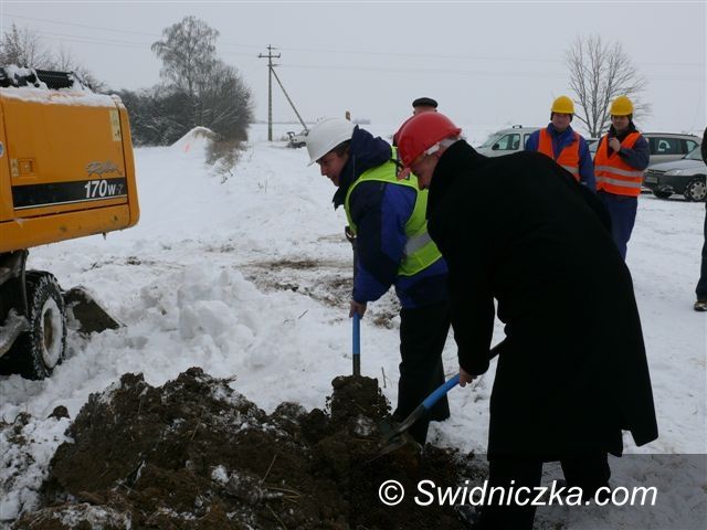 Region - Wieśnica: Wbili pierwszą łopatę