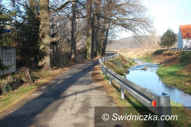 Region - Dobromierz: Montują barierki