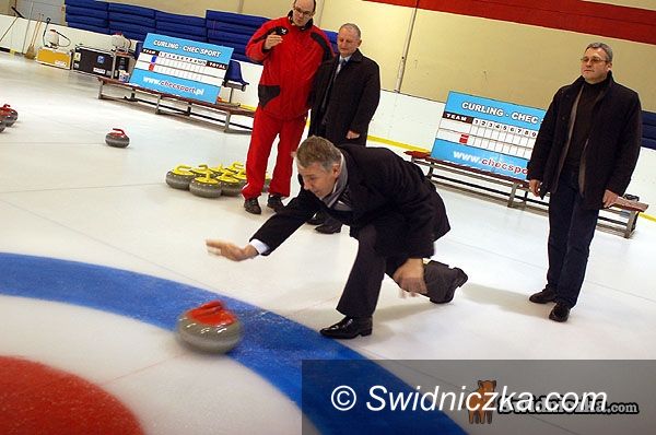 Świdnica: Na lodowisku grają w curling