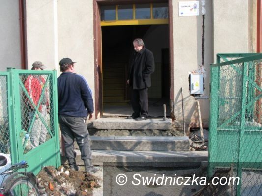 Region - Śmiałowice: Pięknieje świetlica w Śmiałowicach