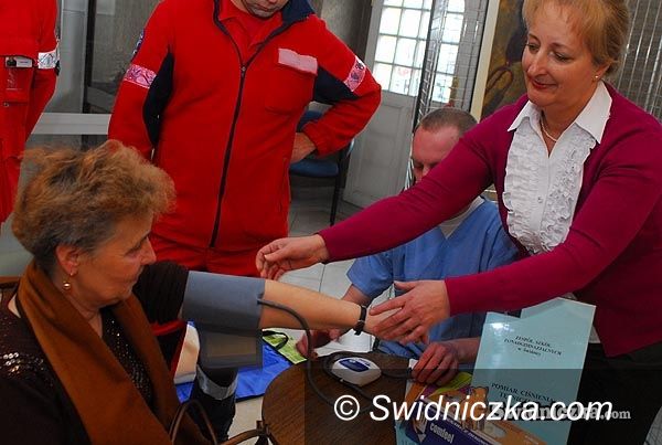 Świdnica: Dwie osoby skierowano na pogotowie