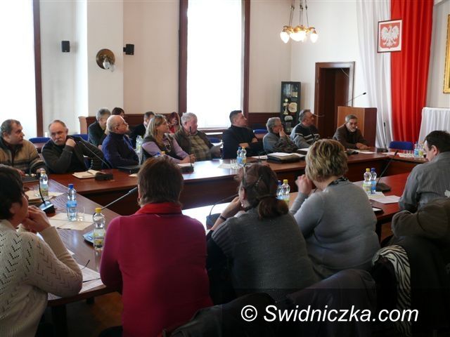 Region - Strzegom: Dowóz dzieci i fundusz sołecki