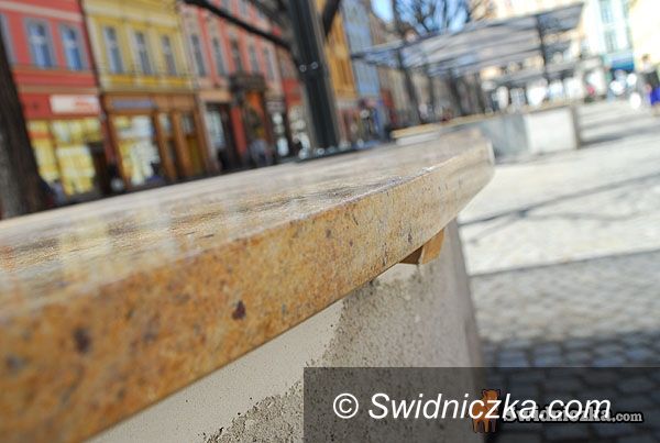 Świdnica: Stoiska dla kwiaciarek w zawieszeniu