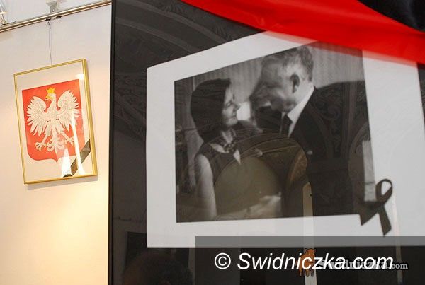 Świdnica: Marsz żałobny i ceremonia pogrzebowa na telebimie