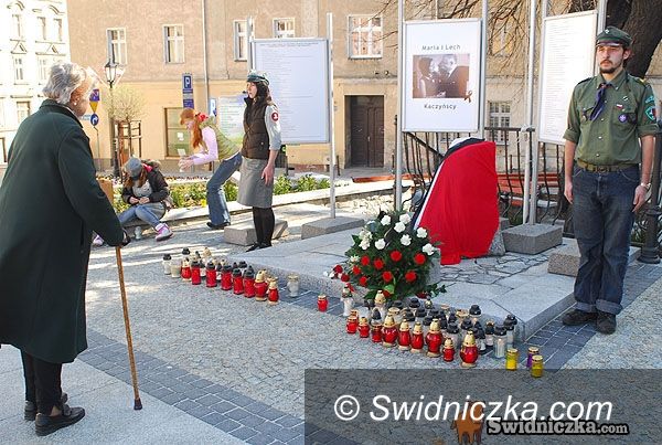Świdnica: Żałobna służba harcerzy i strażaków (zdjęcia)
