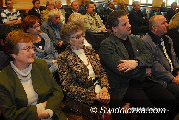 Świdnica: Prof. Legutko w Świdnicy: Jak można palić znicze żołnierzom Armii Czerwonej?