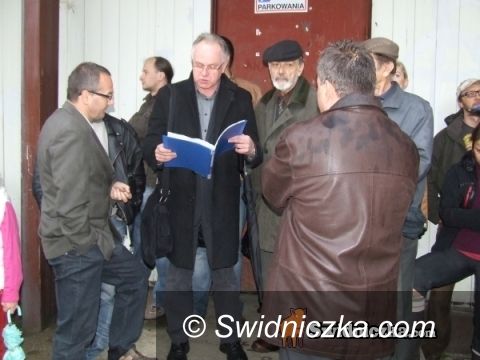 Świdnica: W strugach deszczu o braku miejsc do parkowania