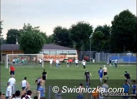 Świdnica: Film z ataku kibiców na piłkarzy Polonii/Sparty