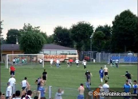 Świdnica: Film z ataku kibiców na piłkarzy Polonii/Sparty
