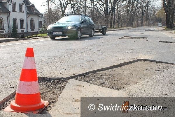powiat świdnicki: Drogowcy nie mają wakacji